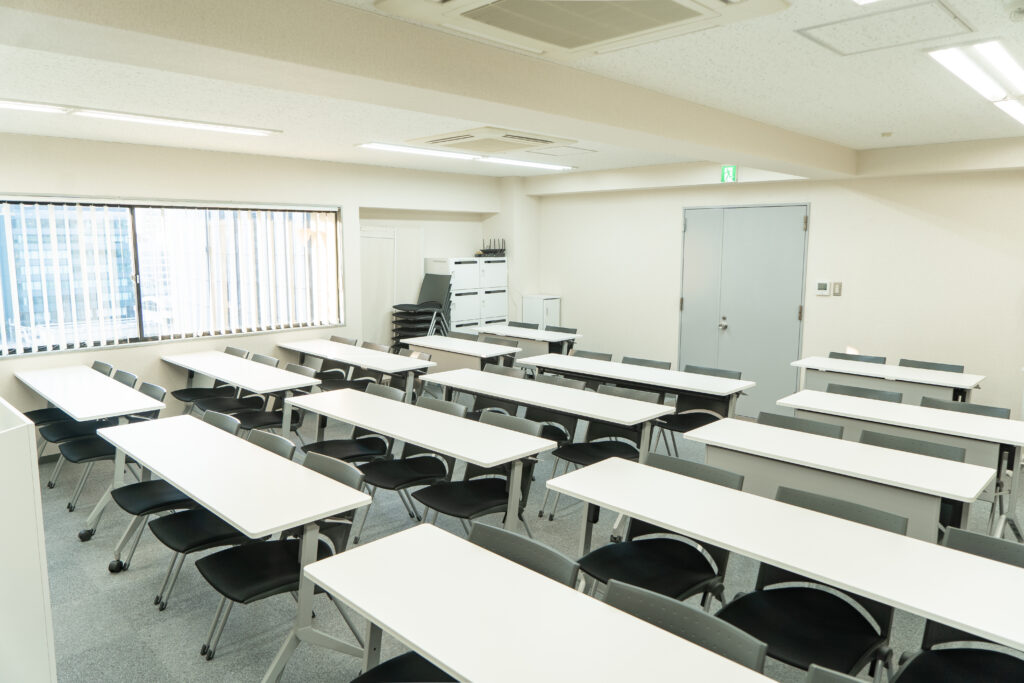 <span class="title">【都営「三田駅」徒歩30秒、JR「田町駅」徒歩1分】設備充実の会議室にぜひ！</span>